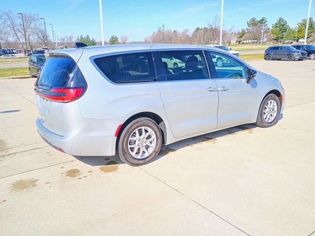 Used 2024 Chrysler Pacifica Touring-L image 14