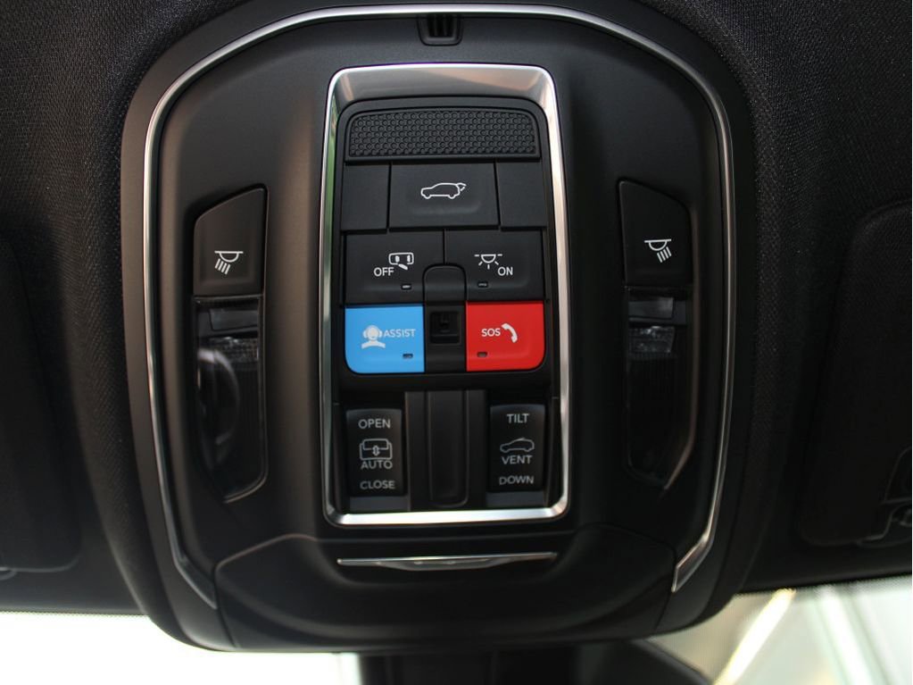 New 2025 Jeep Grand Cherokee Altitude image 21