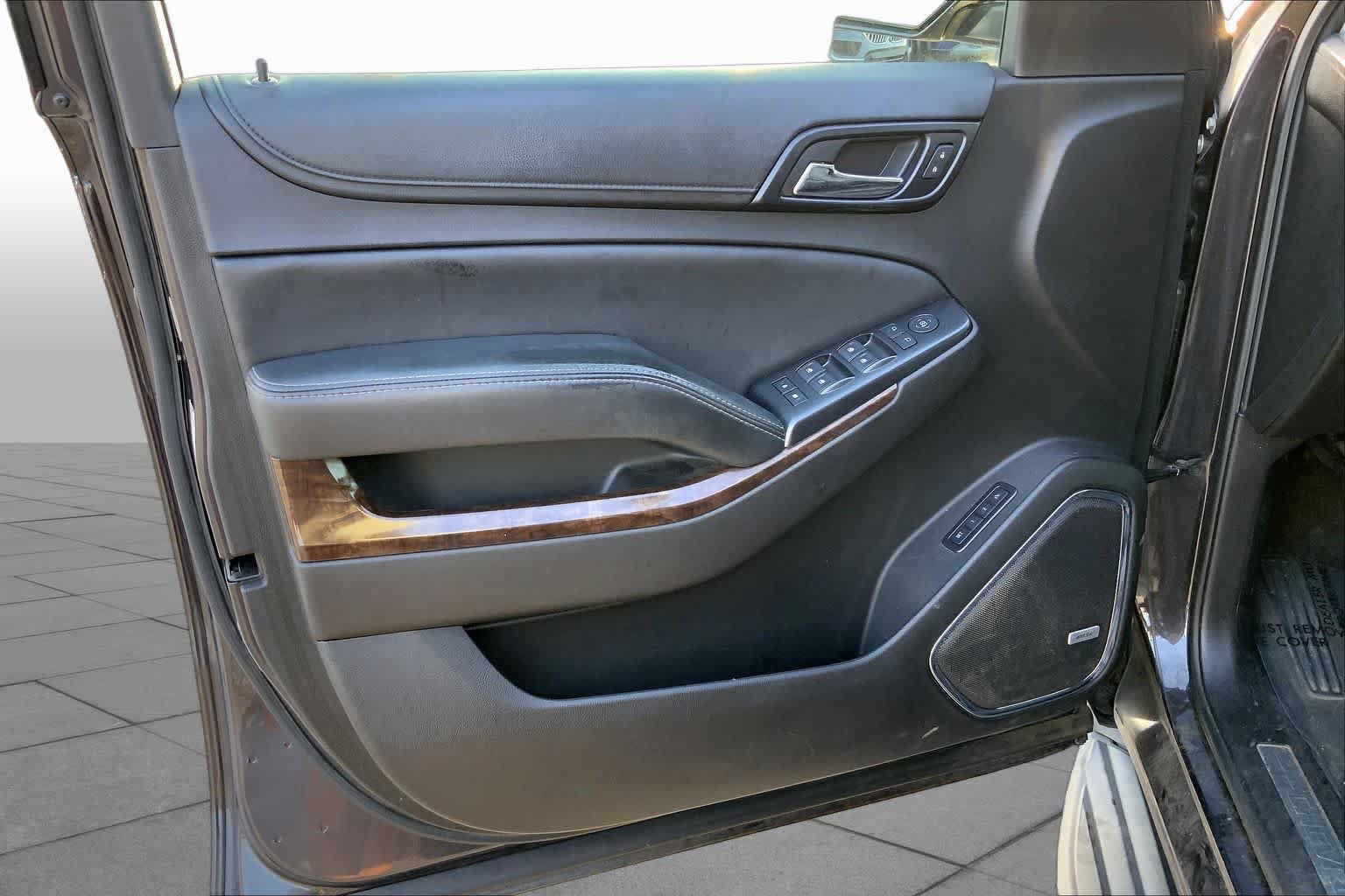 Used 2017 Chevrolet Suburban LT RWD image 21
