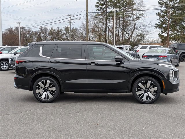 New 2025 Mitsubishi Outlander SE image 2