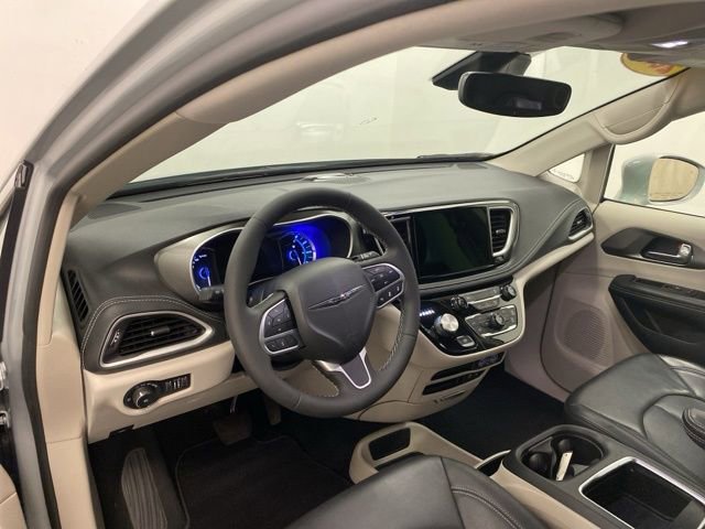 Used 2022 Chrysler Pacifica Touring-L image 8