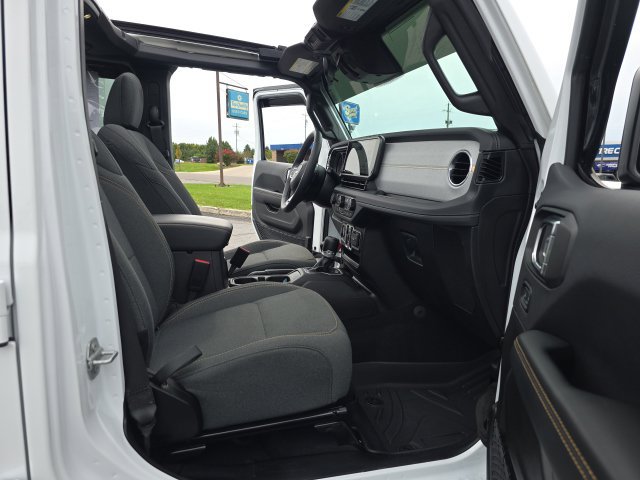 Used 2025 Jeep Wrangler Unlimited Sahara w/ Safety Group AWD/4WD image 36