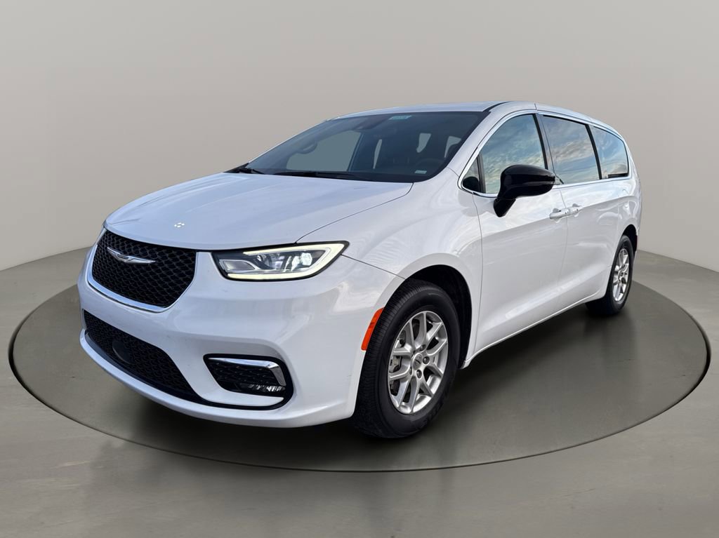 Used 2025 Chrysler Pacifica Select image 3