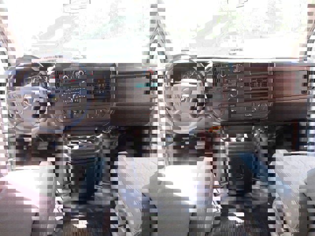 Used 2017 Chevrolet Express 3500 image 7