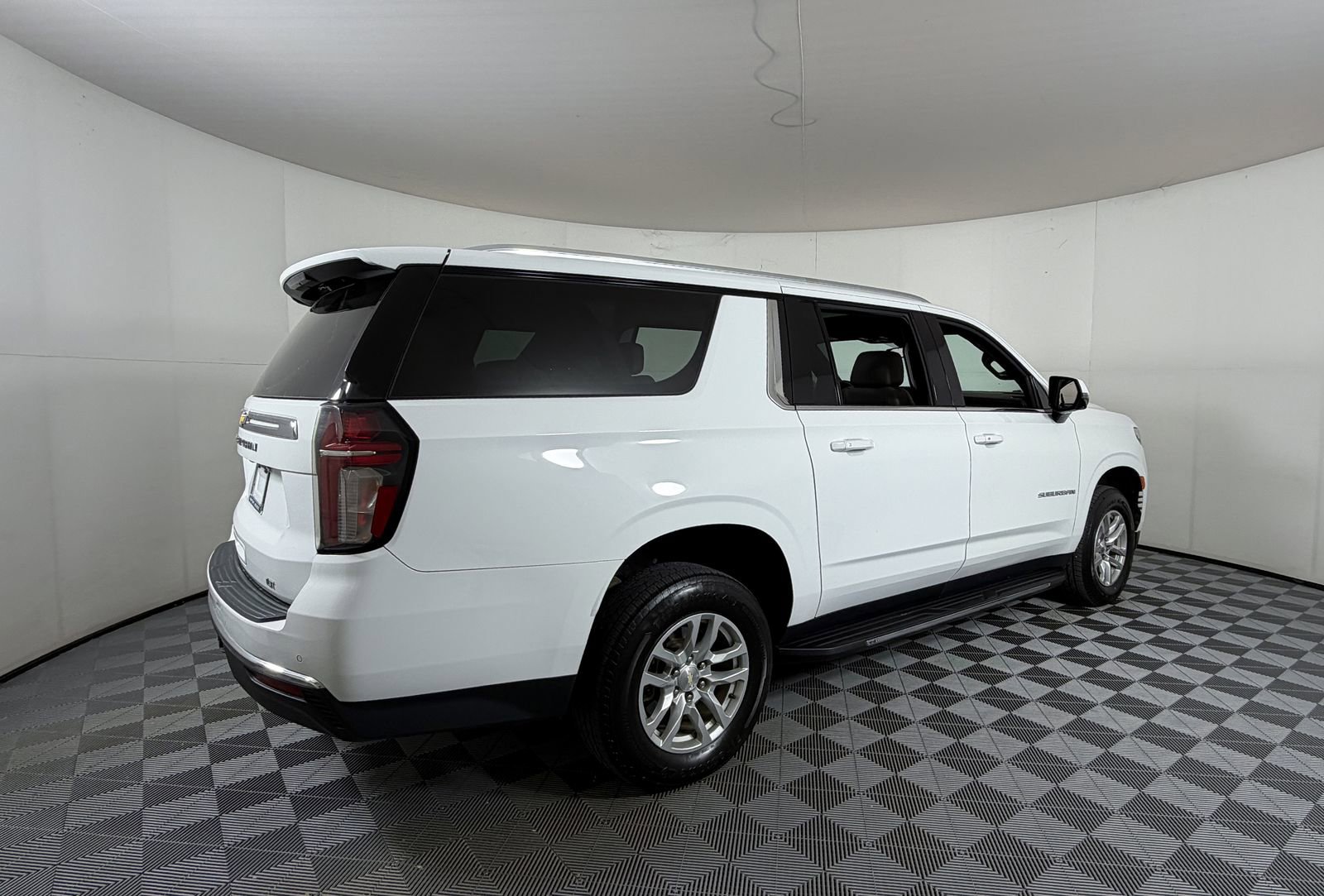 Used 2022 Chevrolet Suburban LT w/ Luxury Package AWD/4WD image 4