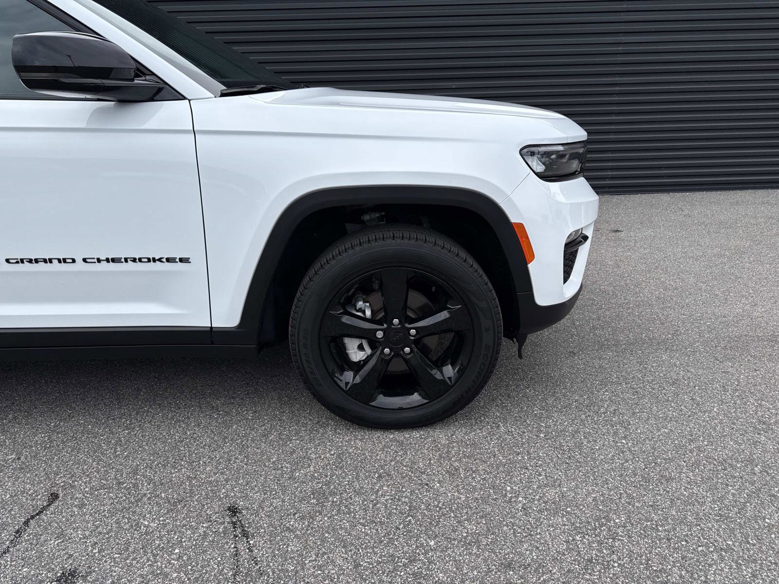 Used 2025 Jeep Grand Cherokee Limited w/ Black Appearance Package image 12