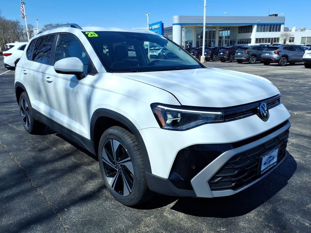 Used 2025 Volkswagen Taos SE AWD/4WD image 1