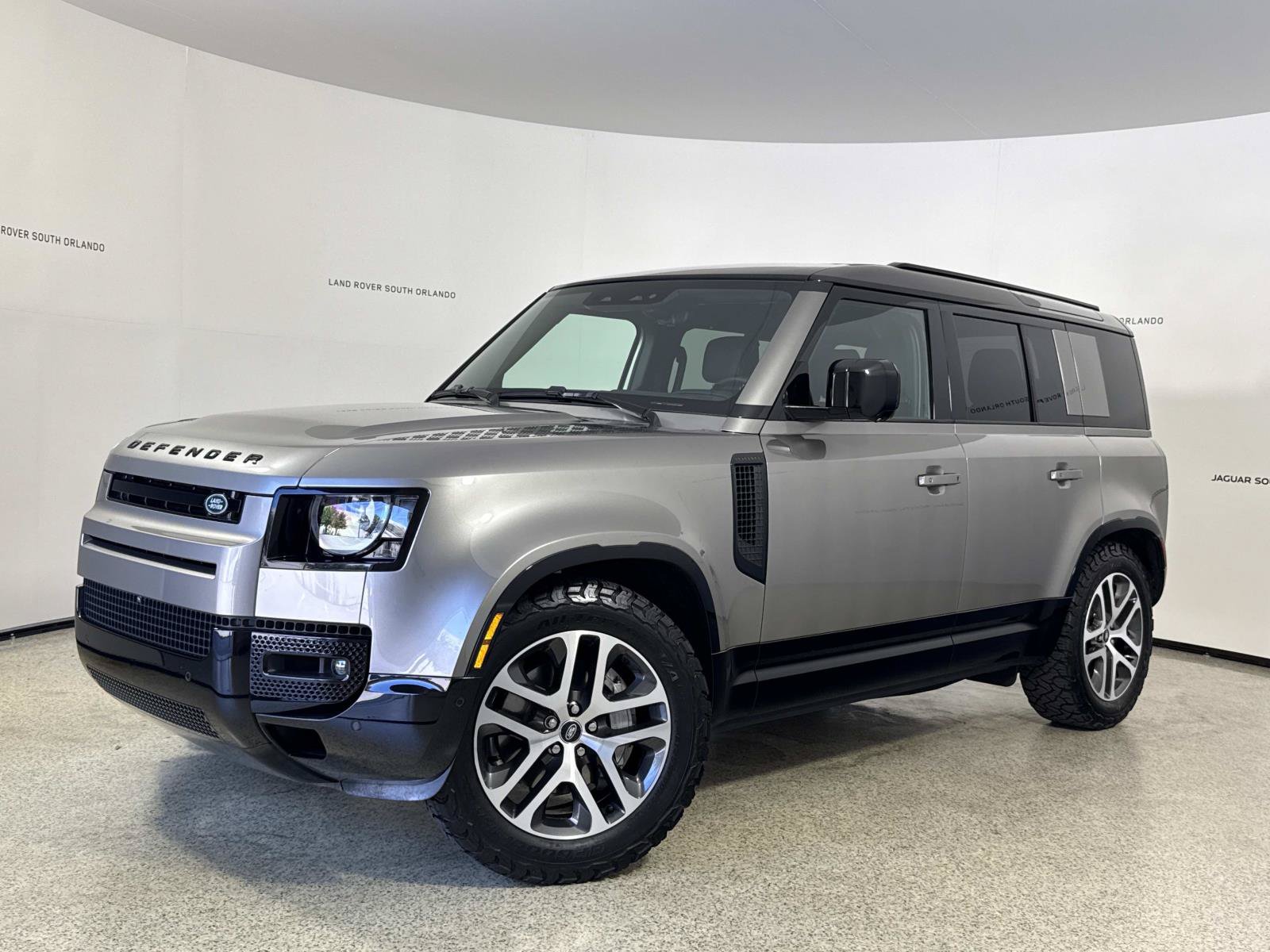 Used 2025 Land Rover Defender 110 X-Dynamic SE AWD/4WD image 1
