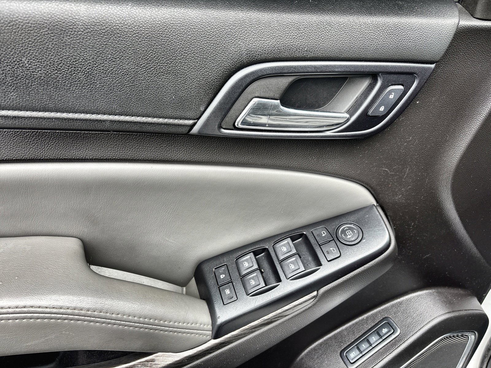 Used 2015 Chevrolet Suburban LT image 20