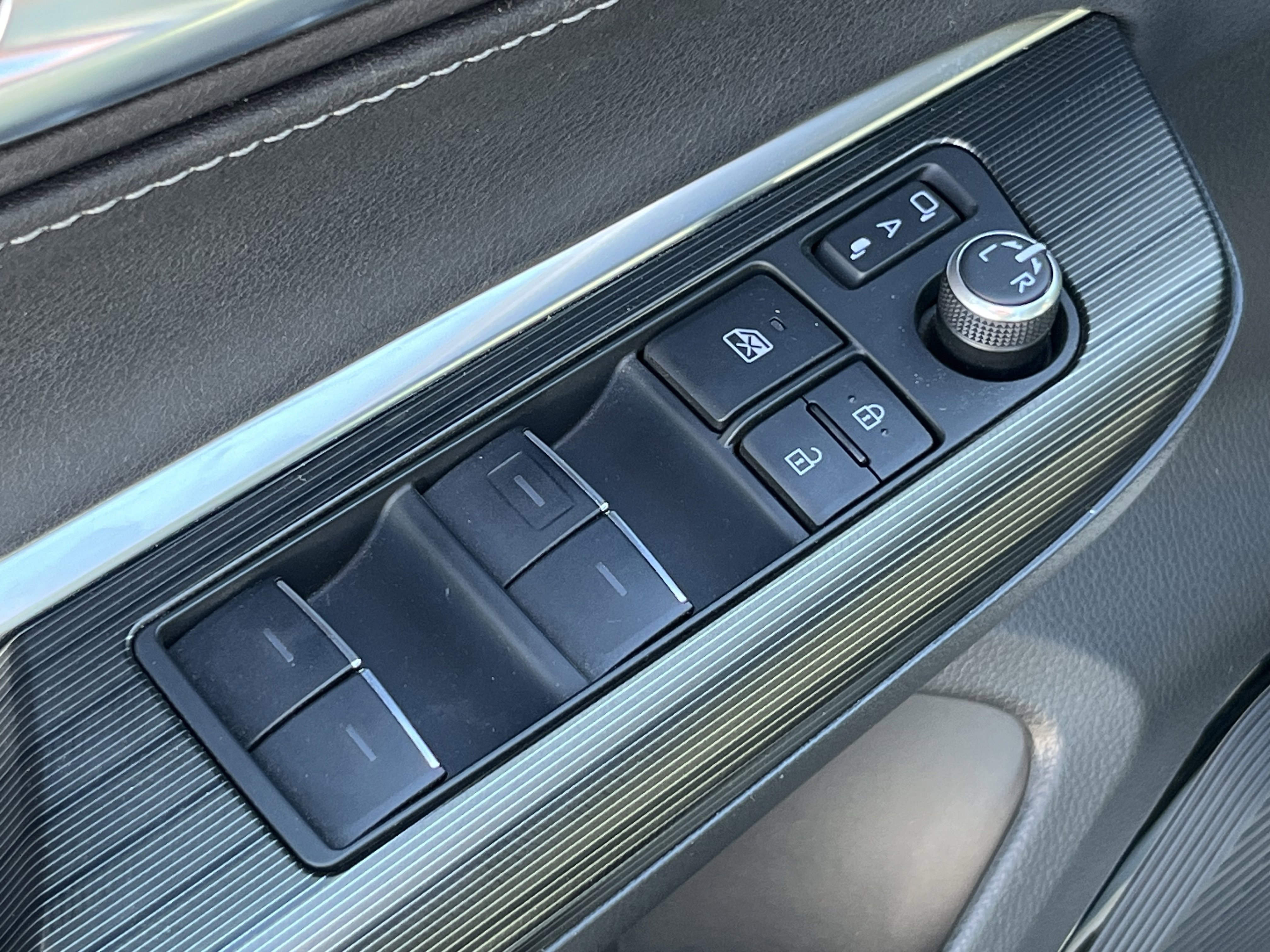 Used 2022 Toyota Venza XLE image 19