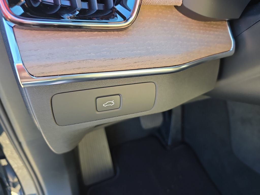 Certified 2026 Volvo XC90 B6 Plus w/ Protection Package Premier AWD/4WD image 12