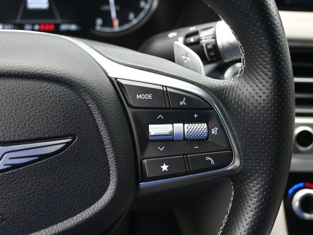 Used 2025 Genesis G70 2.5T image 13