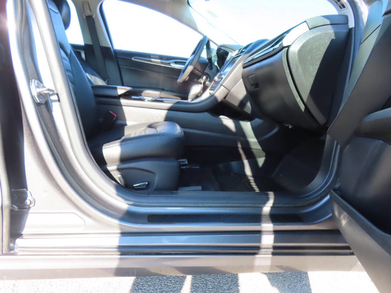 Used 2014 Ford Fusion SE w/ Equipment Group 202A image 16