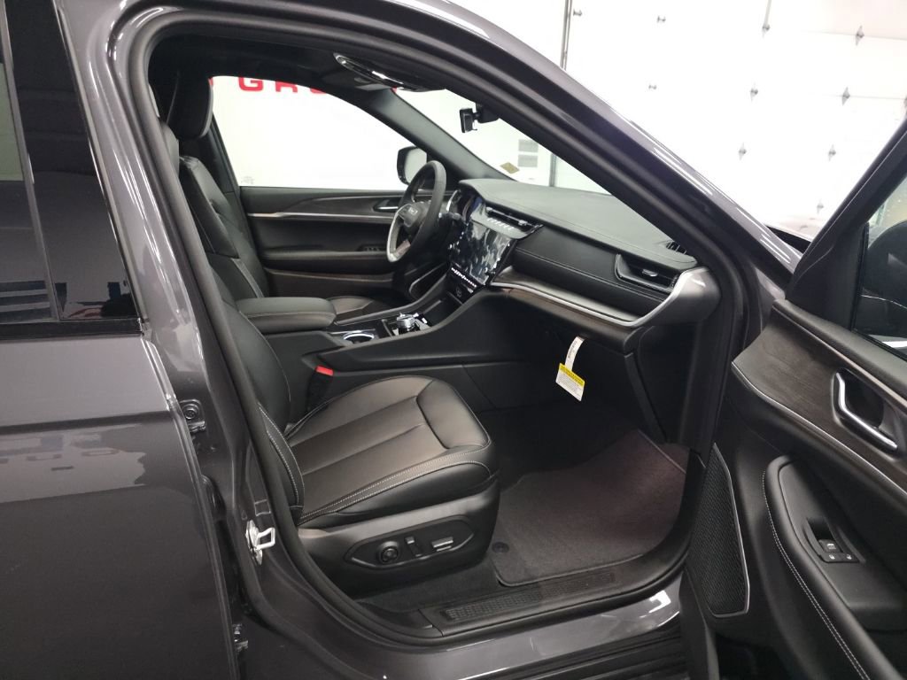 New 2026 Jeep Grand Cherokee L Limited w/ Limited Altitude Package image 19