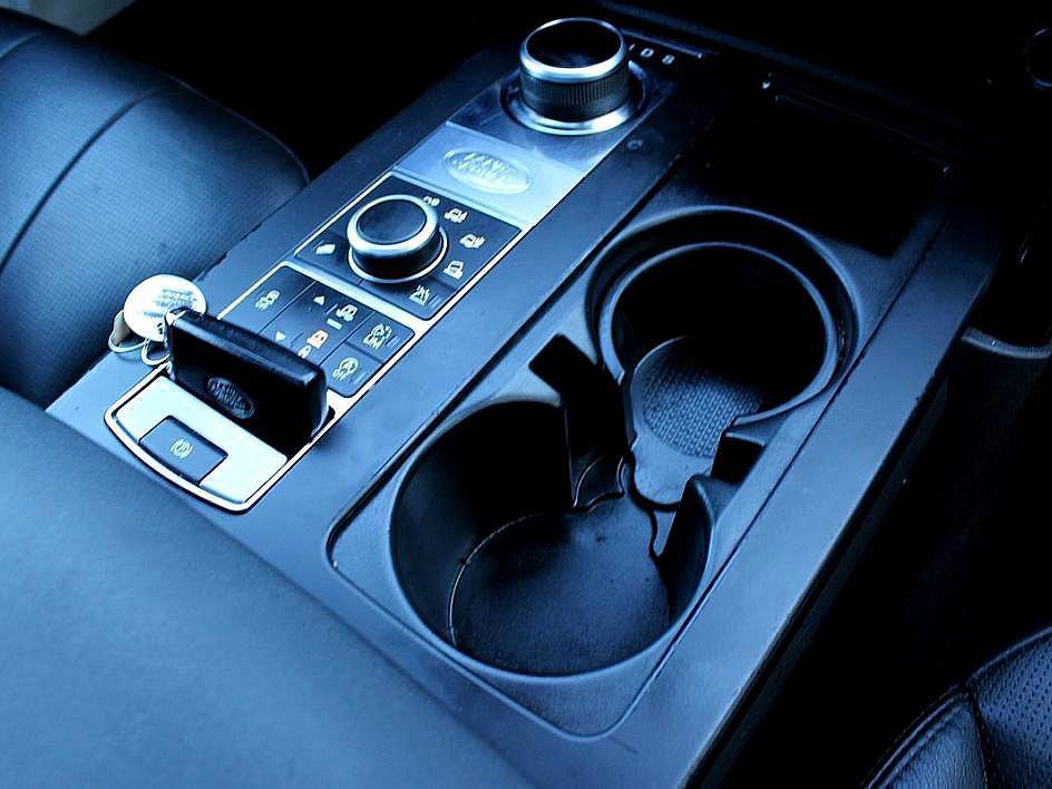 Used 2018 Land Rover Discovery SE image 19