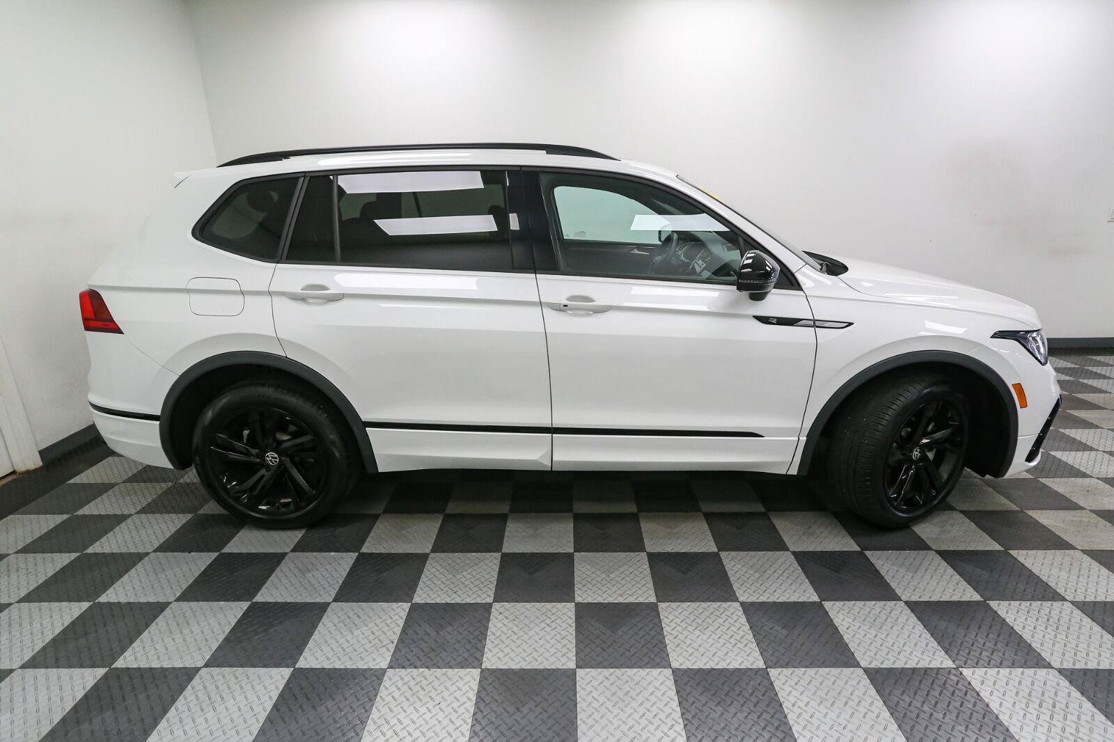 Certified 2023 Volkswagen Tiguan SE R-Line AWD/4WD image 9