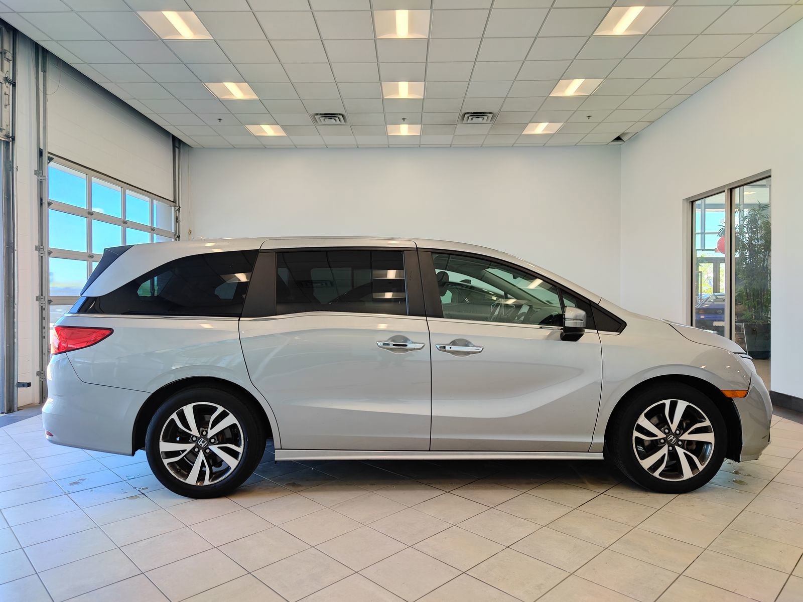 Used 2023 Honda Odyssey Touring image 2