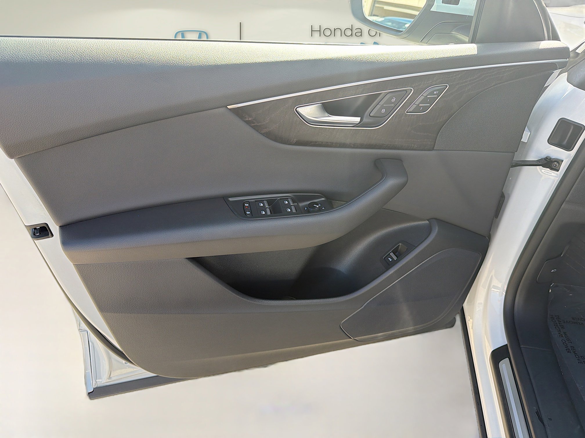 Used 2023 Audi Q8 Premium image 20