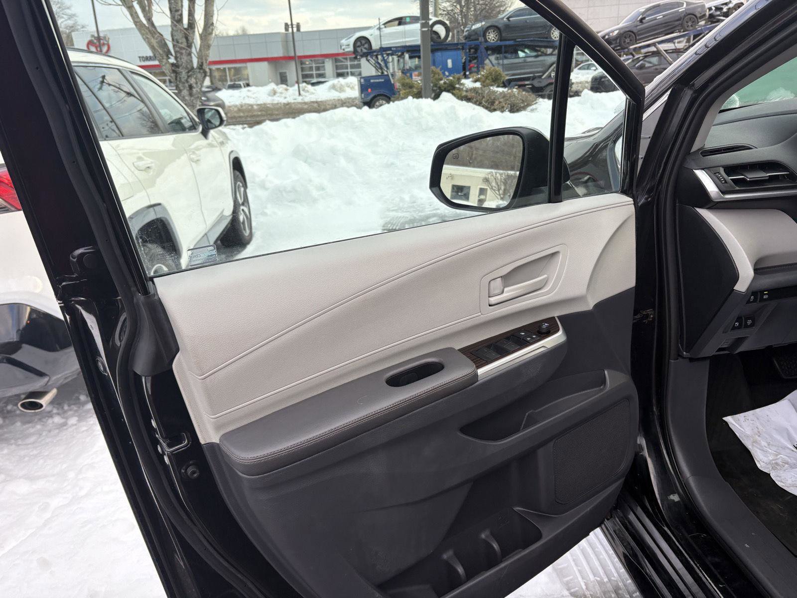 Used 2021 Toyota Sienna LE image 9