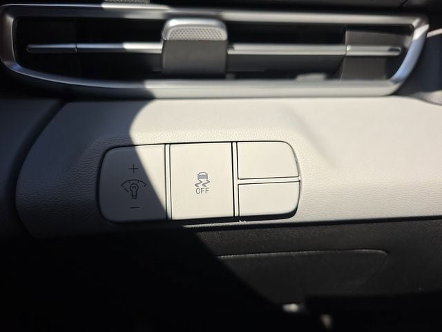 Certified 2025 Hyundai Elantra Limited FWD image 37