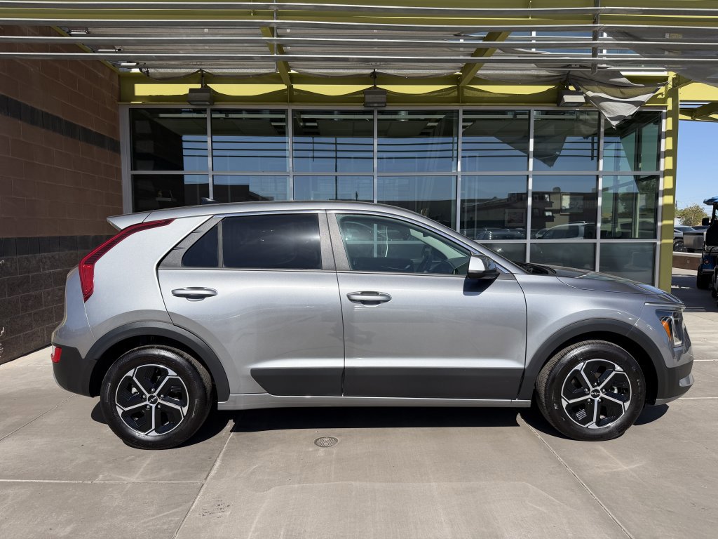 Used 2024 Kia Niro LX FWD image 9