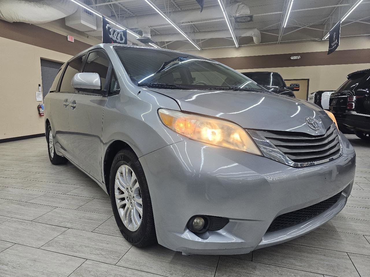 Used 2014 Toyota Sienna XLE FWD image 4