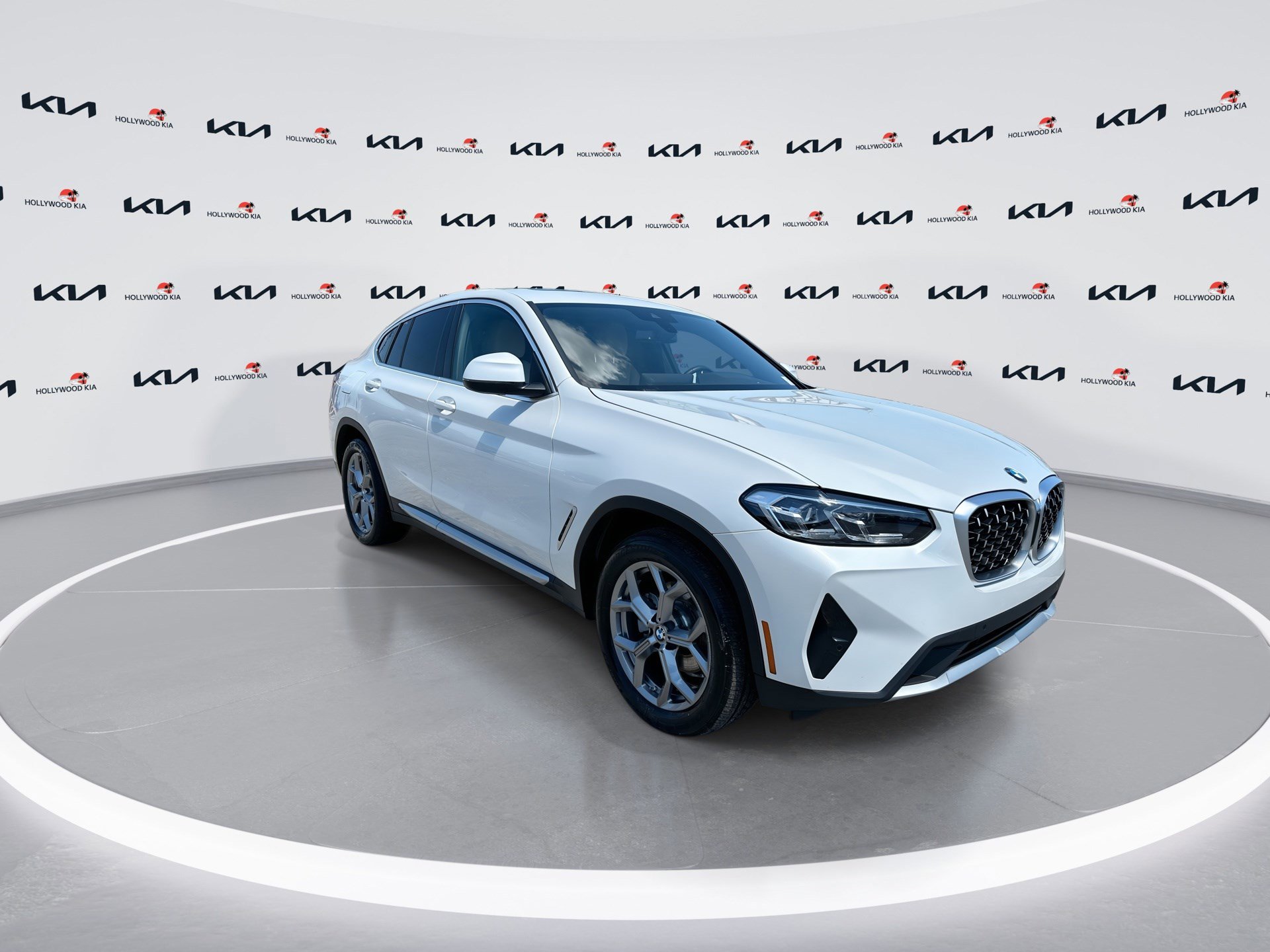 Used 2025 BMW X4 xDrive30i image 2