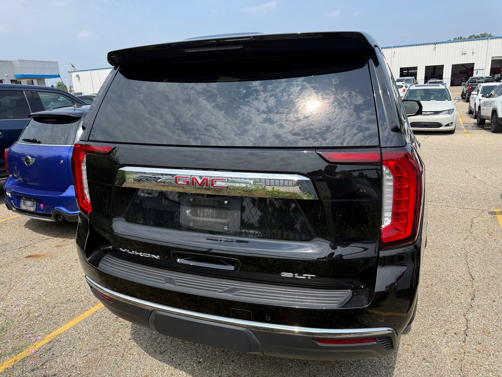 Used 2021 GMC Yukon SLT w/ SLT Luxury Package AWD/4WD image 3