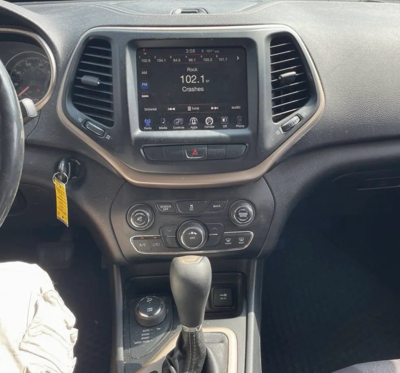 Used 2014 Jeep Cherokee Latitude w/ Cold Weather Group AWD/4WD image 12