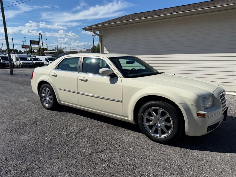 Used 2009 Chrysler 300 Touring RWD image 2