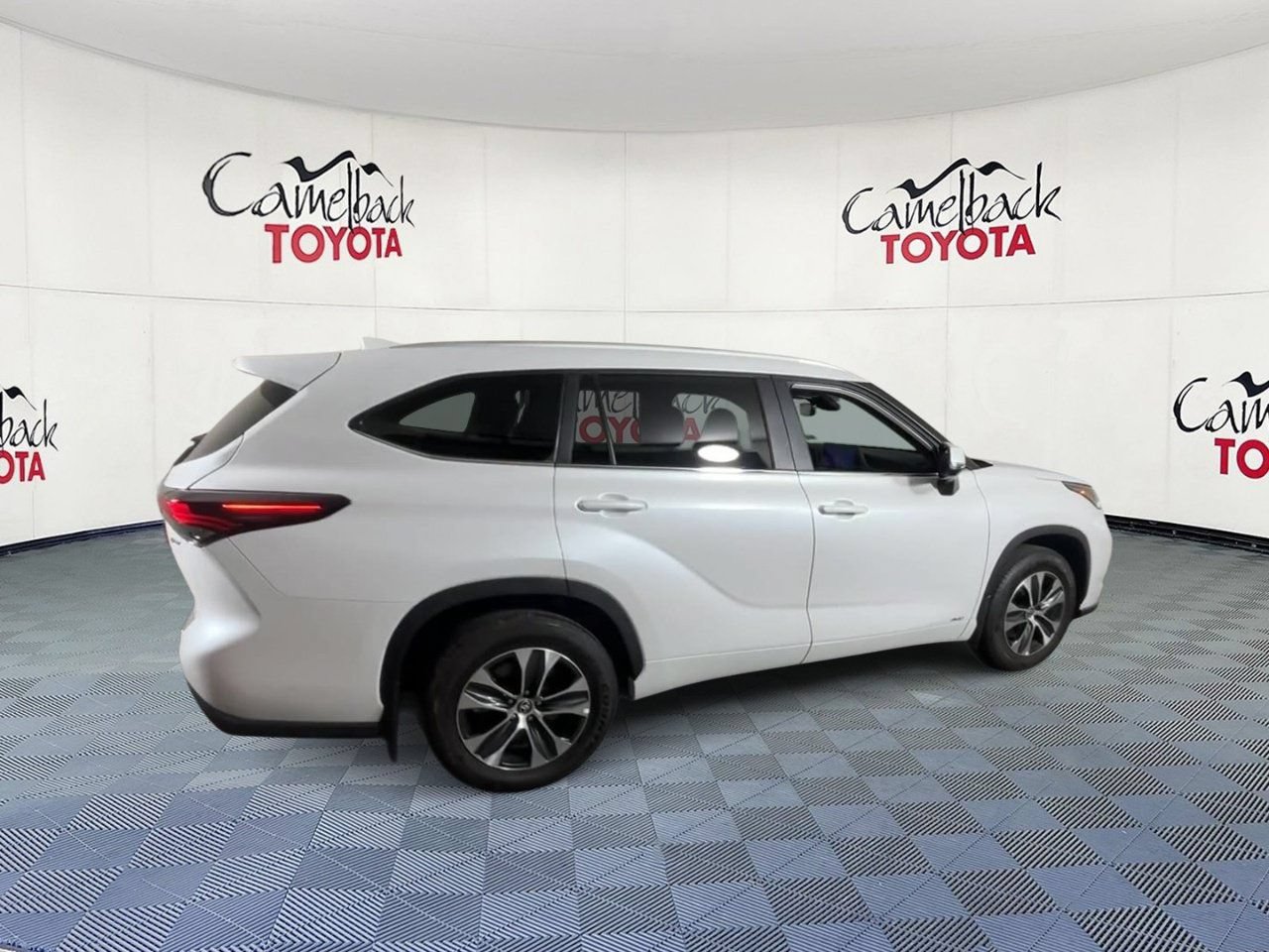 Used 2026 Toyota Highlander XLE AWD/4WD image 3