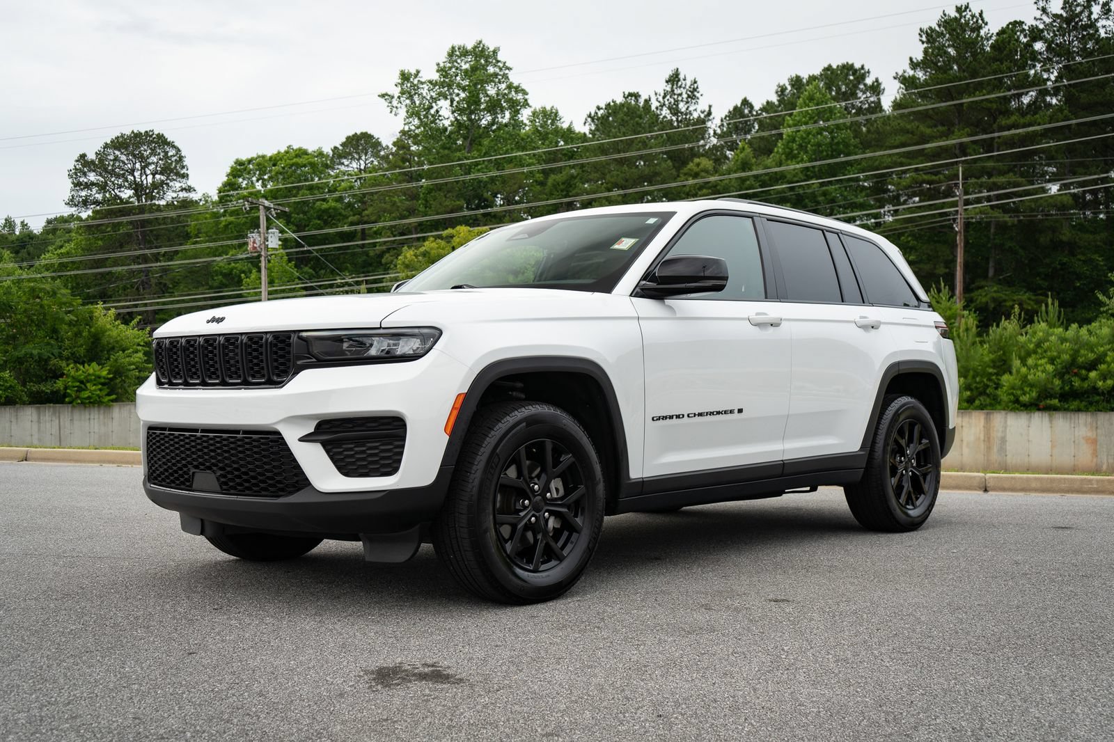 Used 2025 Jeep Grand Cherokee Altitude AWD/4WD image 3