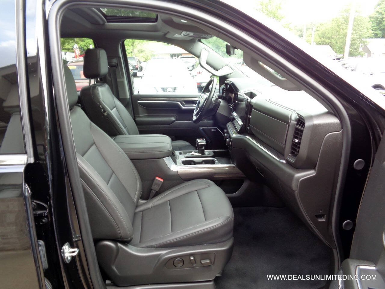 Used 2024 Chevrolet Silverado 1500 LTZ w/ LTZ Premium Package AWD/4WD image 32