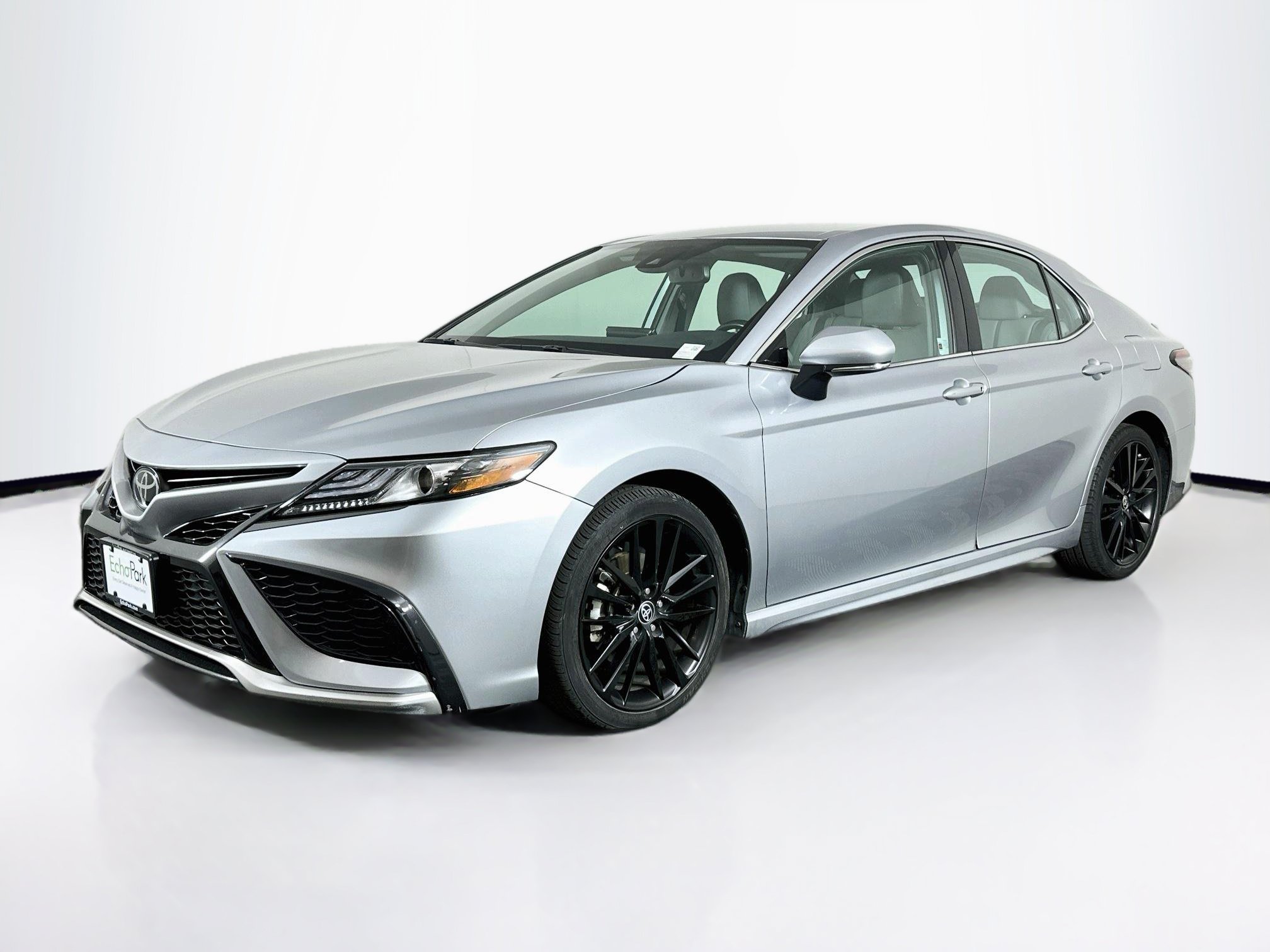 Used 2024 Toyota Camry XSE FWD image 3