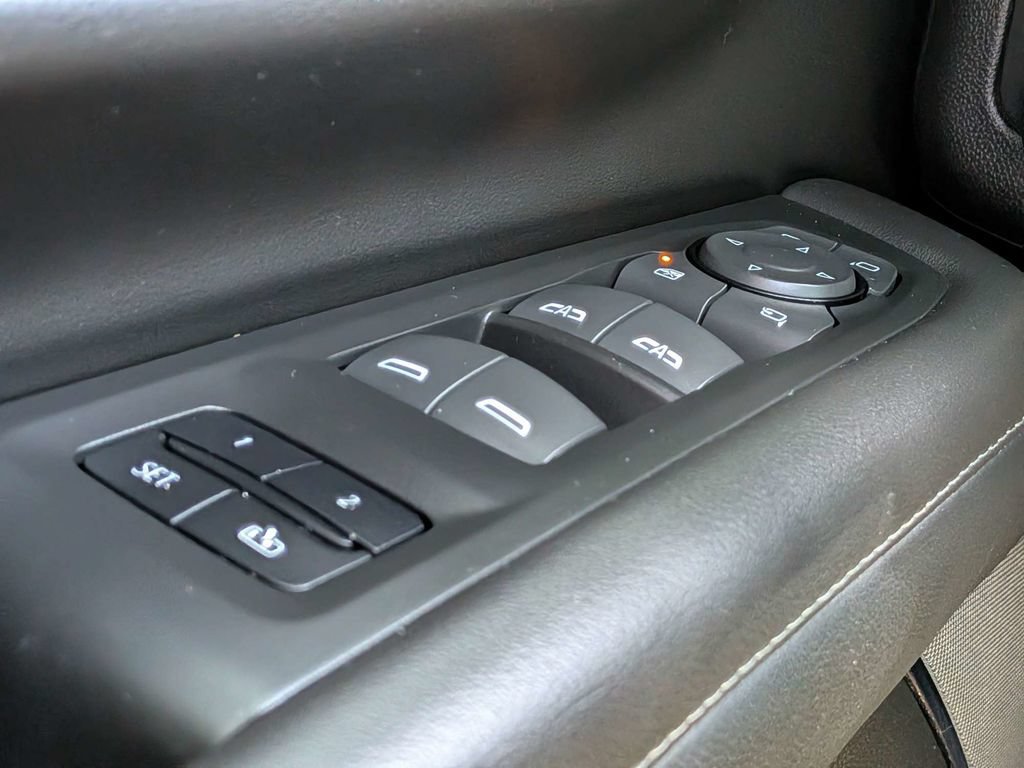 Used 2023 Chevrolet Tahoe Z71 w/ Luxury Package AWD/4WD image 28