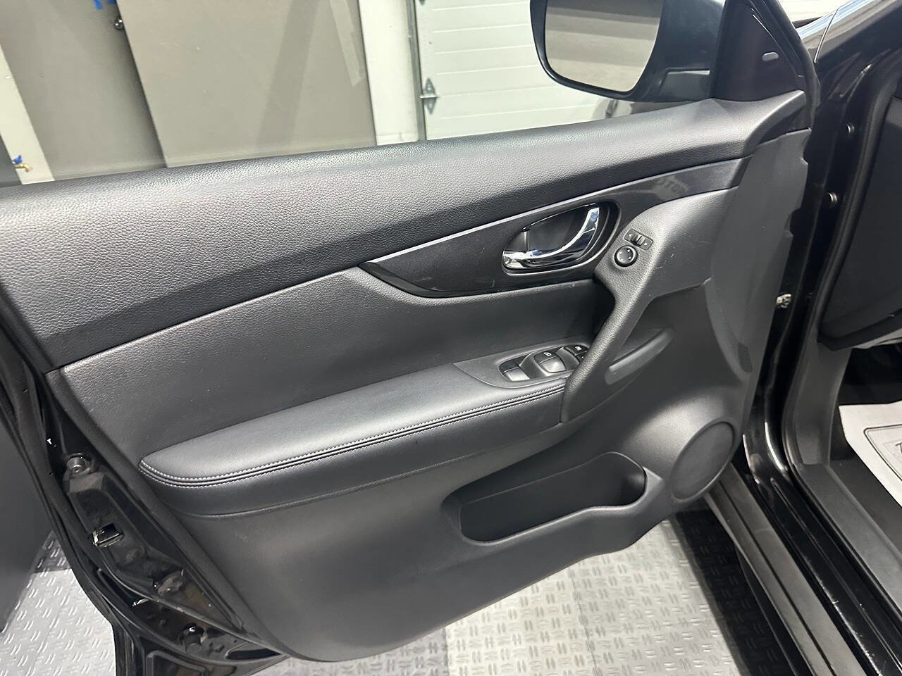 Used 2018 Nissan Rogue S image 16