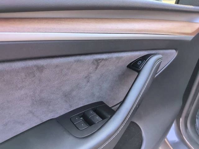 Used 2022 Tesla Model Y Long Range image 21