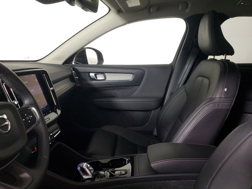 Certified 2025 Volvo XC40 B5 Plus image 23