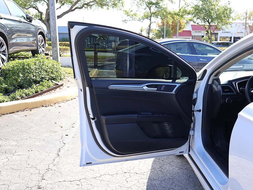 Used 2020 Ford Fusion SE image 21