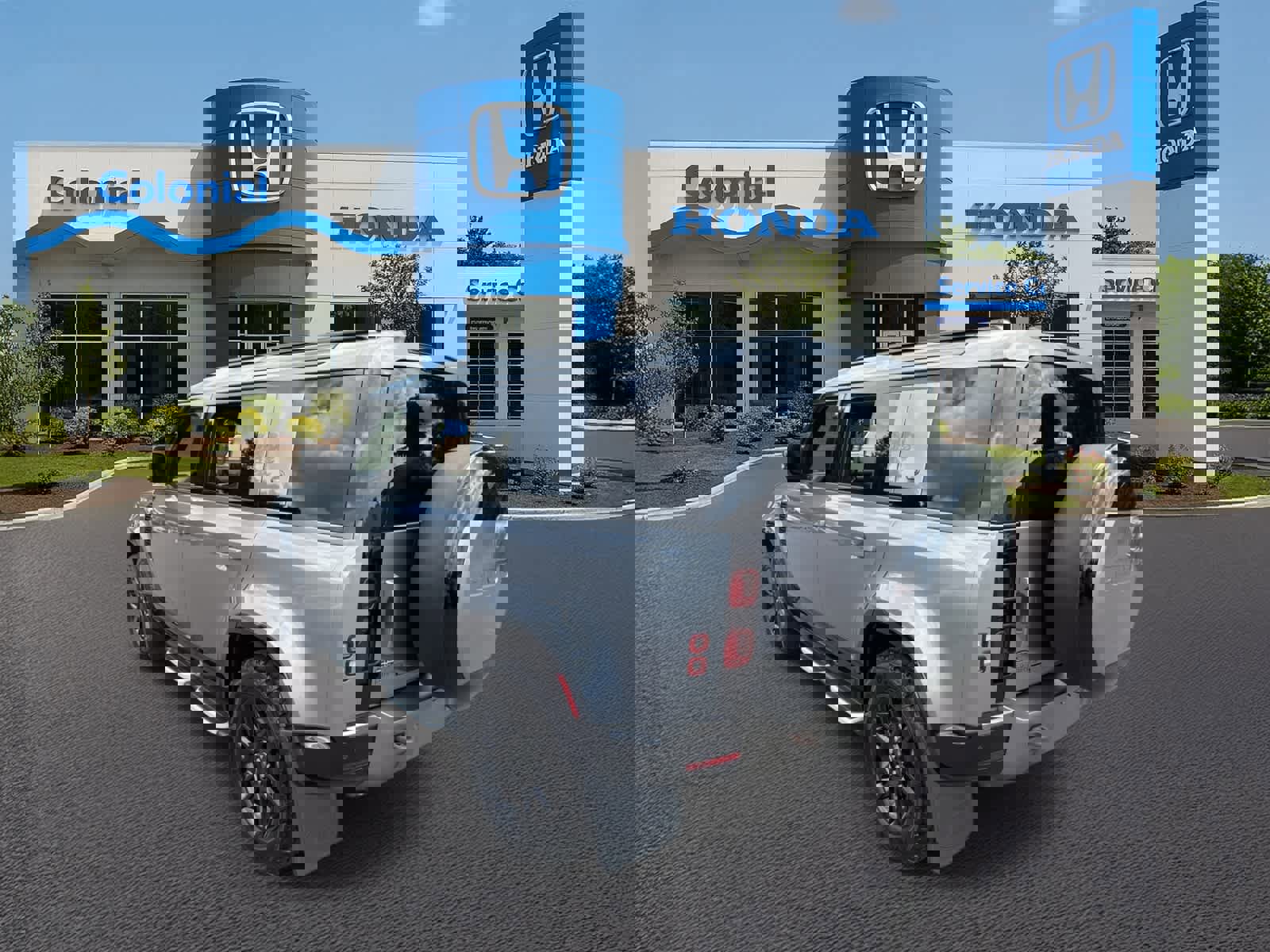 Used 2023 Land Rover Defender 110 X-Dynamic SE image 4