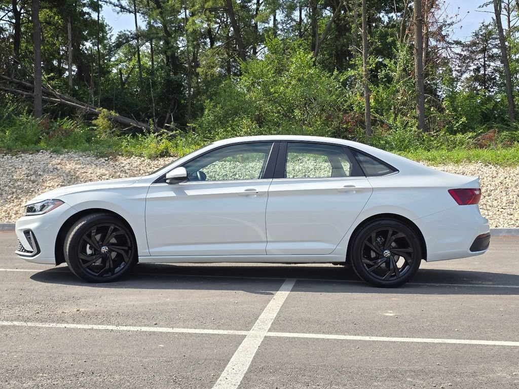 Certified 2025 Volkswagen Jetta SE w/ Black Wheel Package FWD image 18