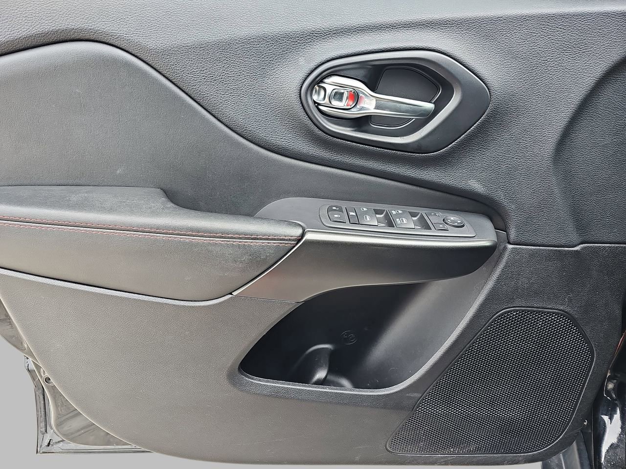 Used 2022 Jeep Cherokee Trailhawk w/ Comfort/Convenience Group image 29