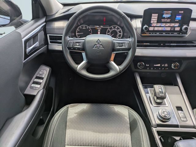 Used 2024 Mitsubishi Outlander ES FWD image 16
