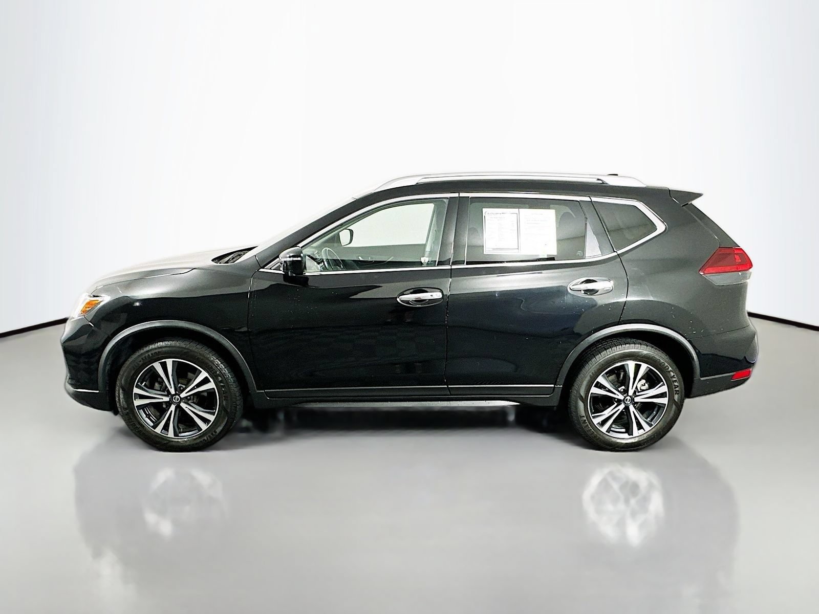 Used 2020 Nissan Rogue SV w/ Premium Package FWD image 4