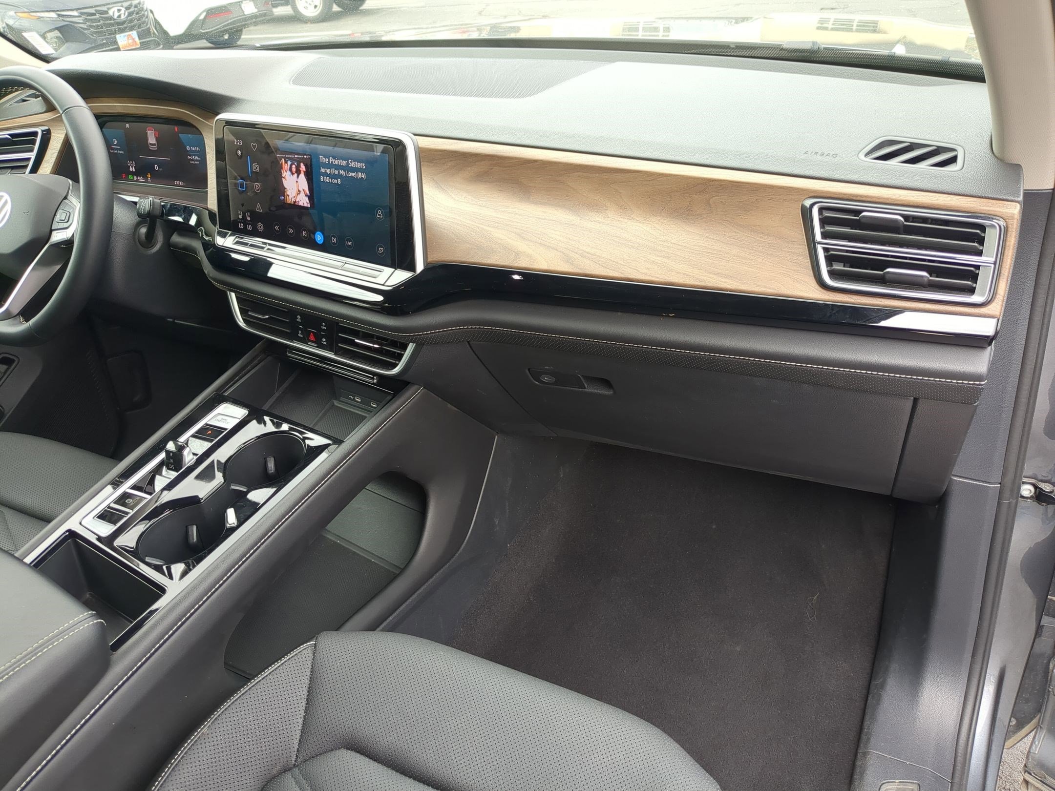 Used 2024 Volkswagen Atlas SE image 34