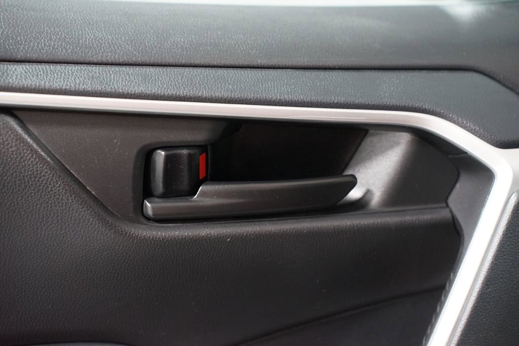 Used 2022 Toyota RAV4 LE image 29