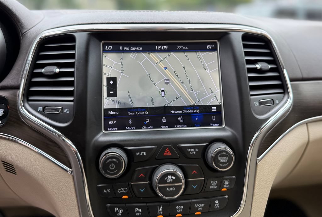 Used 2018 Jeep Grand Cherokee Overland AWD/4WD image 7
