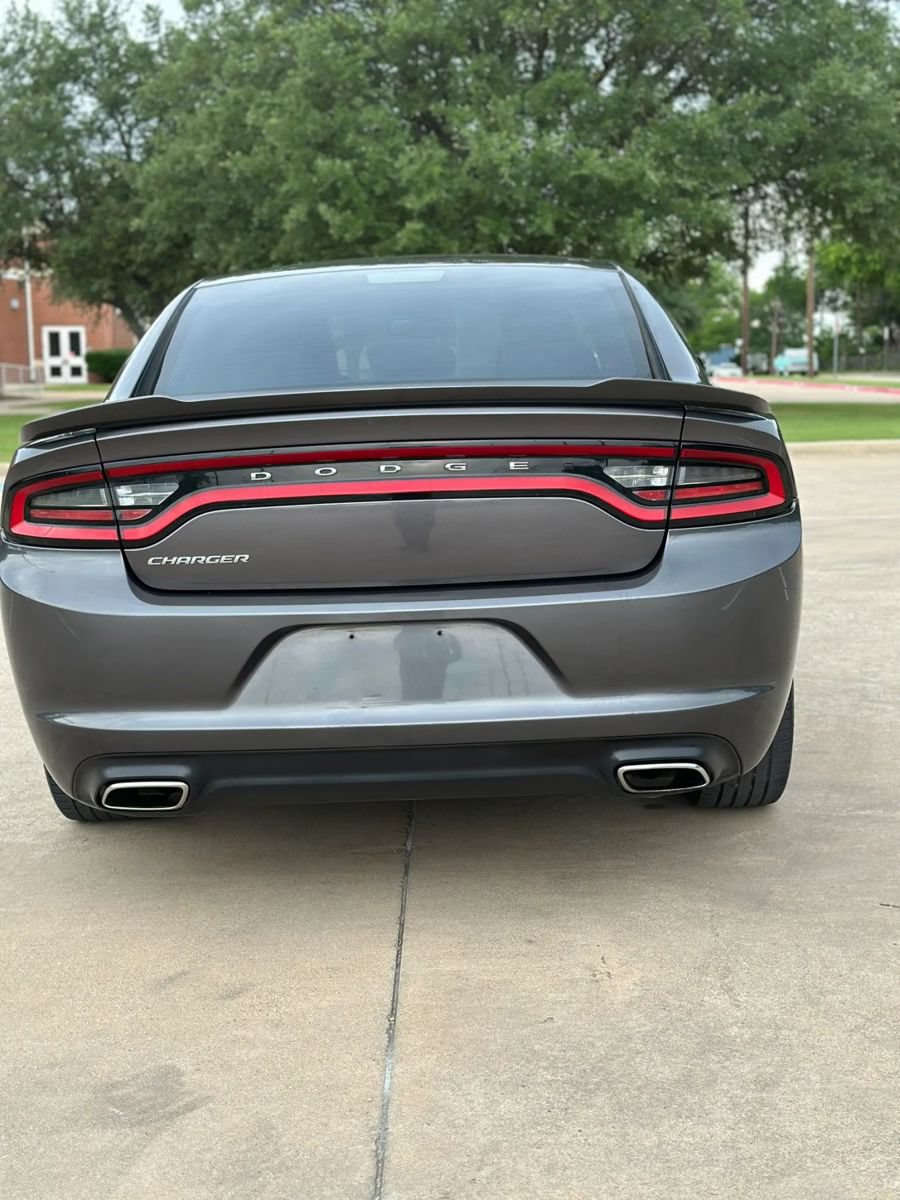 Used 2017 Dodge Charger SE RWD image 6