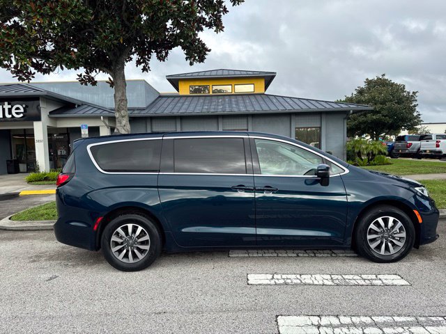 Used 2023 Chrysler Pacifica Touring-L FWD image 8