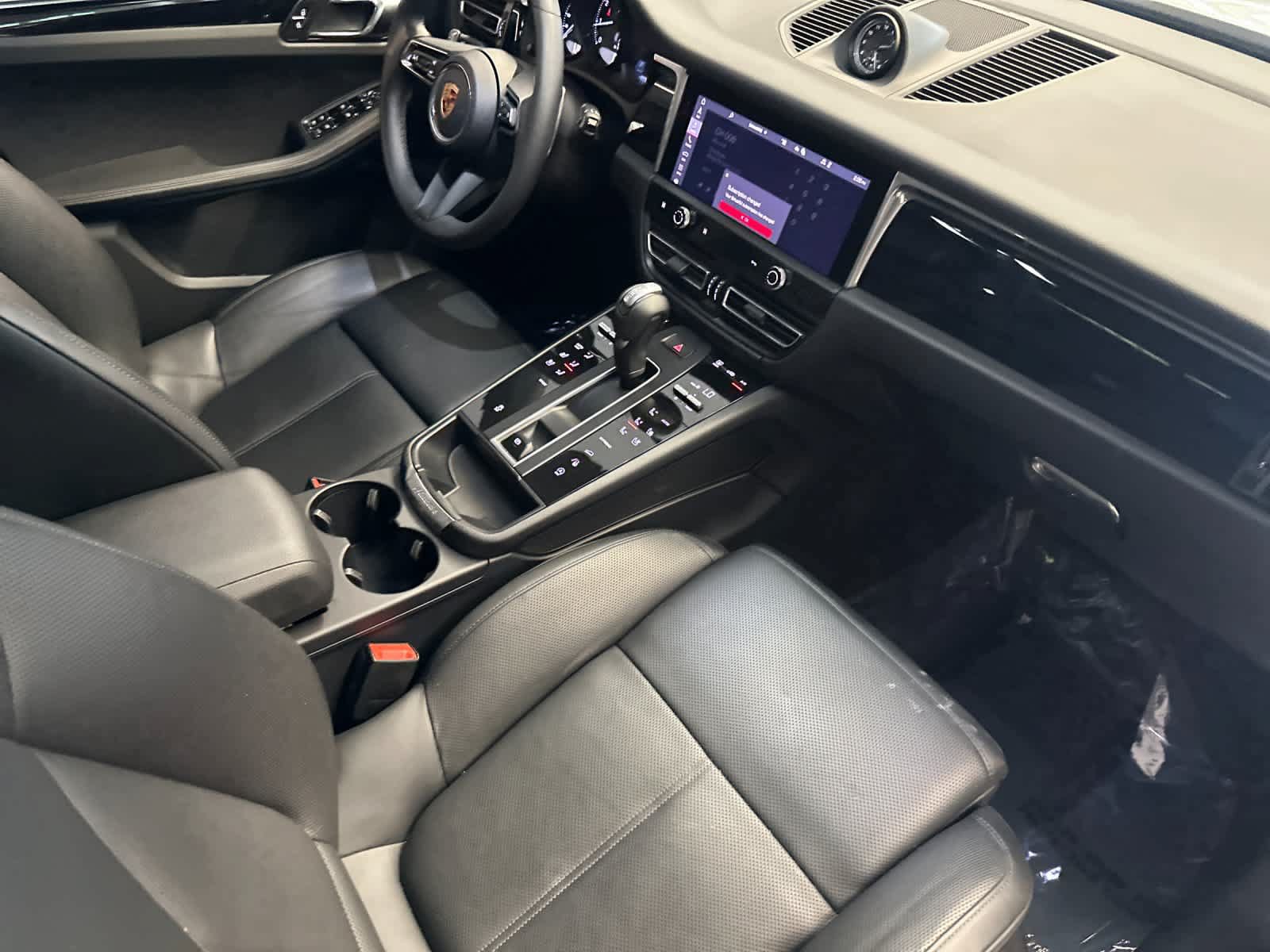 Certified 2025 Porsche Macan AWD/4WD image 17